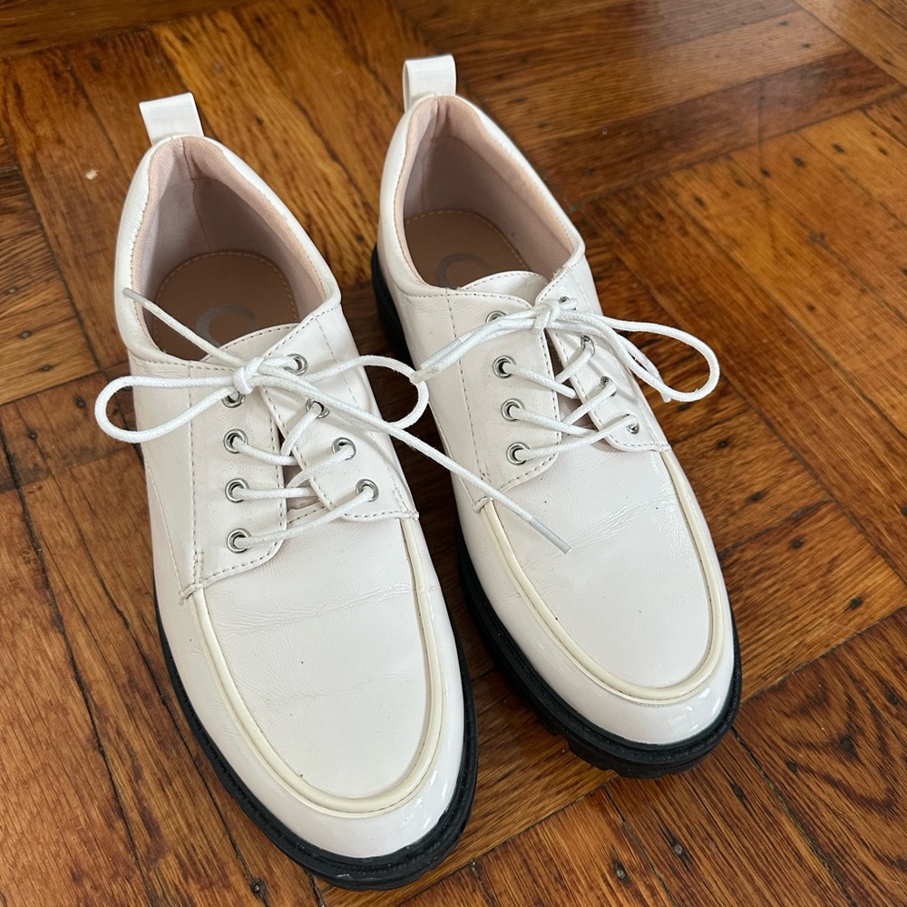Elegant Cream Women's Lace-Up Loafers